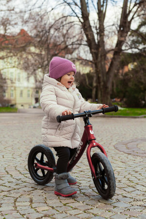 Weezee Kinderloopfiets Rood &ndash; Buiten in Actie