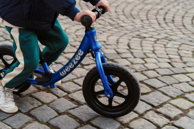 Weezee Balansfiets &ndash; Blauw Model in Actie