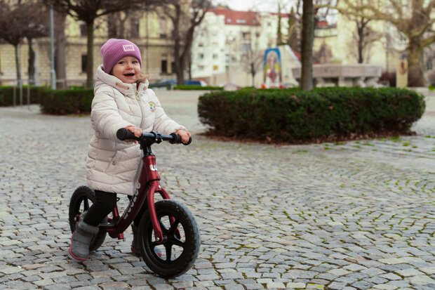 Weezee Rood &ndash; Kind leert balanceren