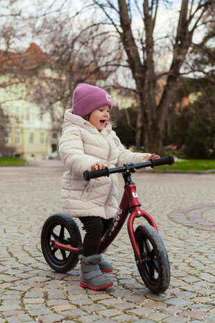 Weezee Kinderloopfiets Rood &ndash; Buiten in Actie